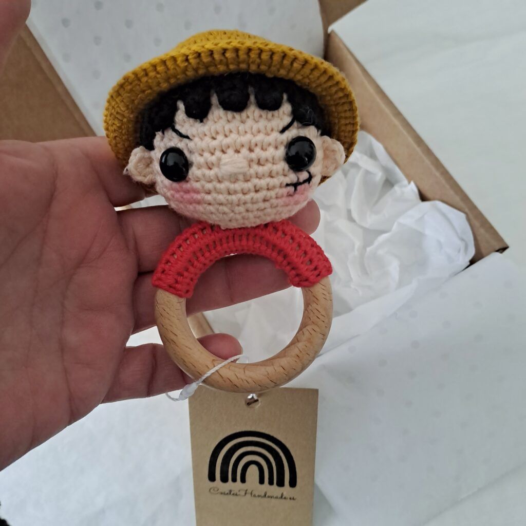 Sonajero Luffy de One Piece hecho a mano a crochet por Cosetes Handmade